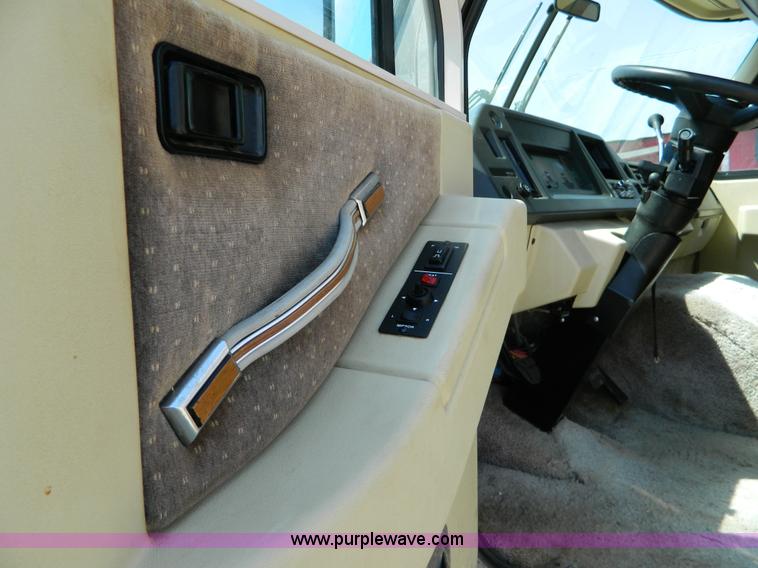 image for item B3842 1992 Chevrolet Pace 31' RV motorhome