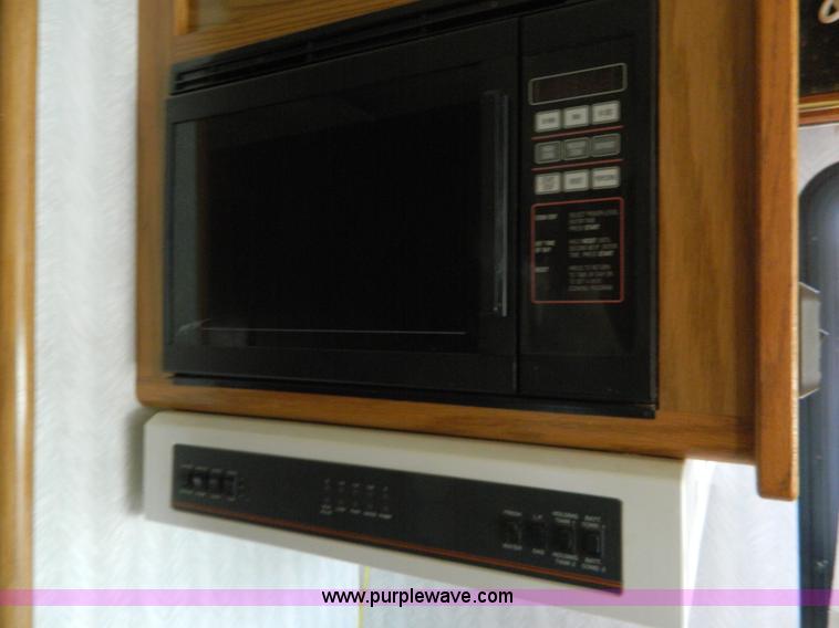 image for item B3842 1992 Chevrolet Pace 31' RV motorhome