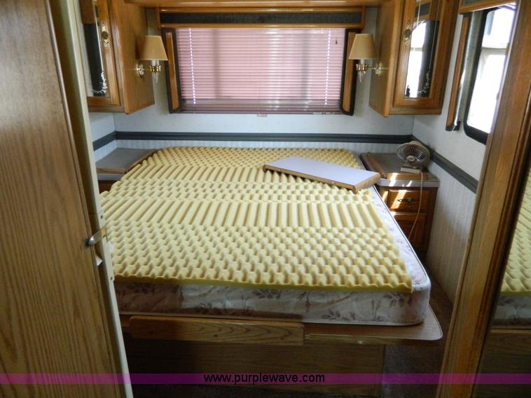 image for item B3842 1992 Chevrolet Pace 31' RV motorhome