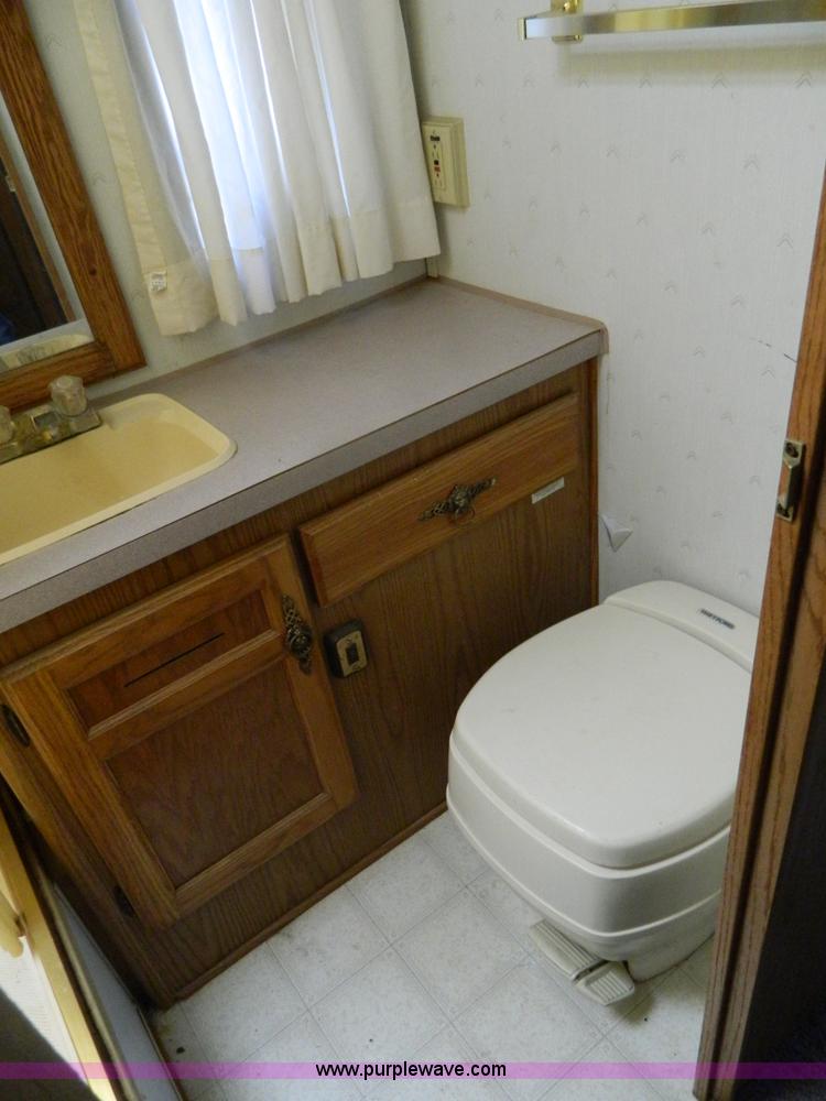 image for item B3842 1992 Chevrolet Pace 31' RV motorhome