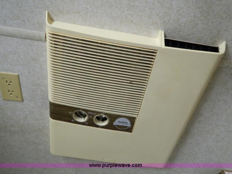 image for item B3845 1985 Nuwa 21' camper