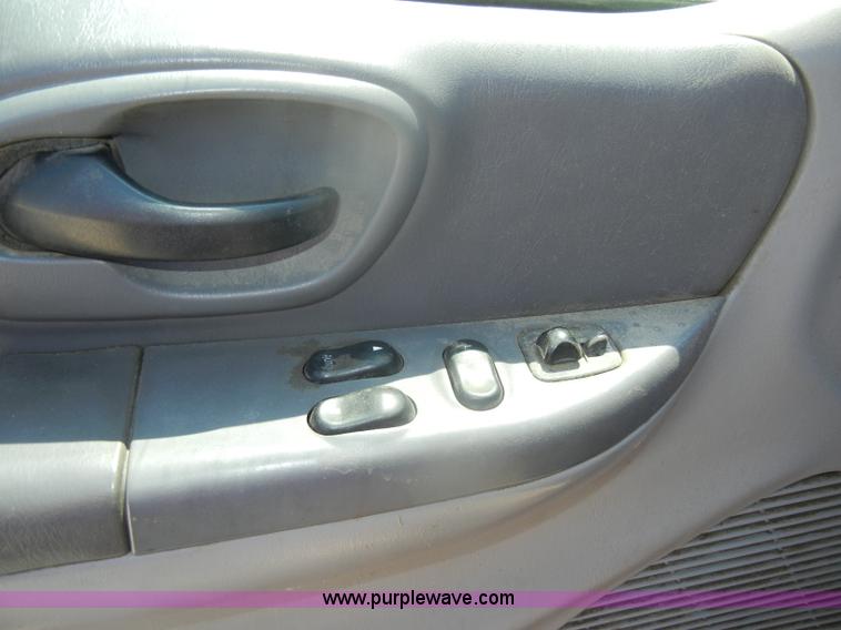 image for item D4411 2001 Ford F150 XLT pickup truck