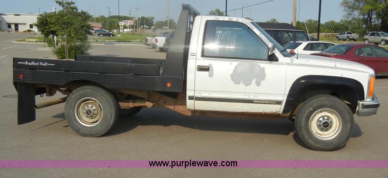 image for item D4462 1992 GMC Sierra SLE 2500 HD flatbed pickup truck