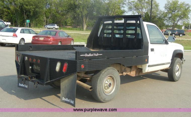image for item D4462 1992 GMC Sierra SLE 2500 HD flatbed pickup truck