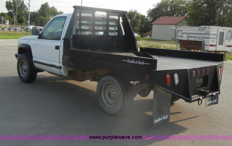 image for item D4462 1992 GMC Sierra SLE 2500 HD flatbed pickup truck