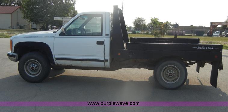 image for item D4462 1992 GMC Sierra SLE 2500 HD flatbed pickup truck