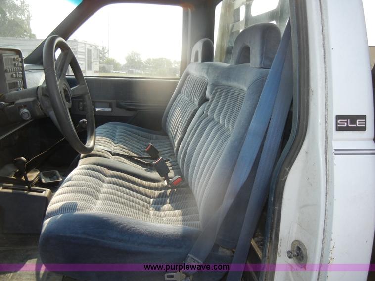 image for item D4462 1992 GMC Sierra SLE 2500 HD flatbed pickup truck