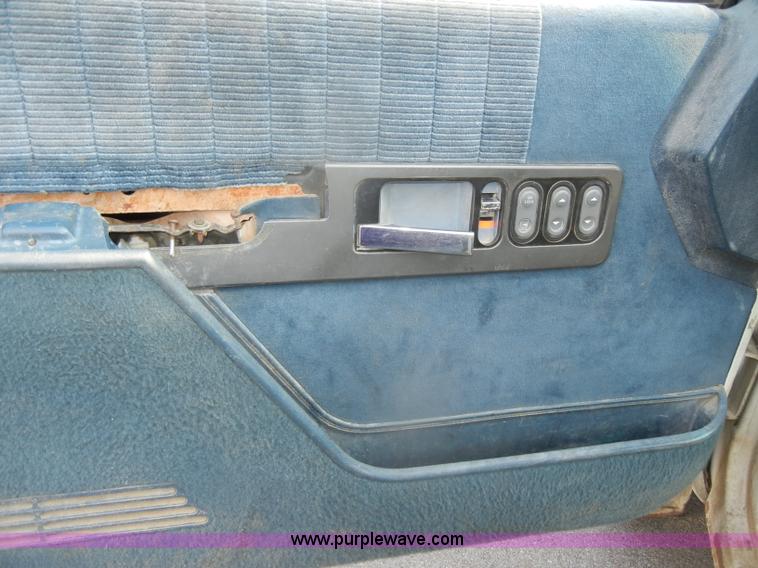 image for item D4462 1992 GMC Sierra SLE 2500 HD flatbed pickup truck