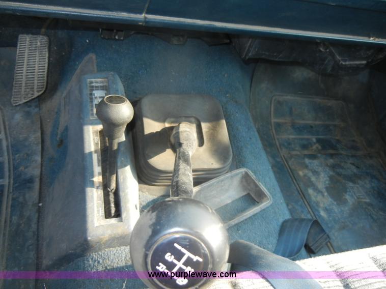 image for item D4462 1992 GMC Sierra SLE 2500 HD flatbed pickup truck