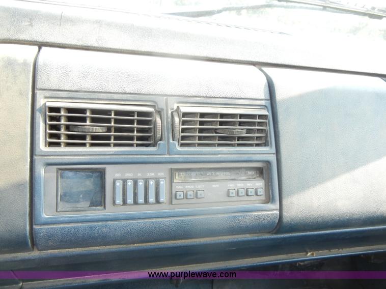 image for item D4462 1992 GMC Sierra SLE 2500 HD flatbed pickup truck