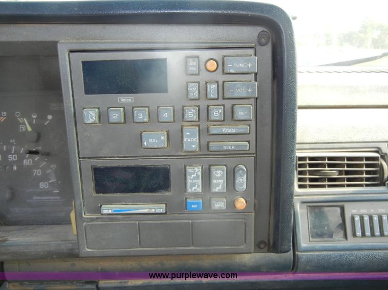 image for item D4462 1992 GMC Sierra SLE 2500 HD flatbed pickup truck