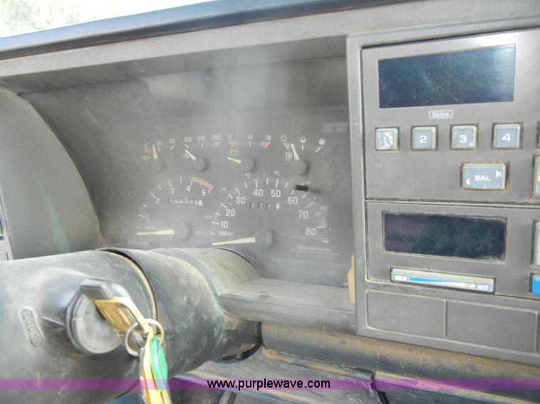 image for item D4462 1992 GMC Sierra SLE 2500 HD flatbed pickup truck