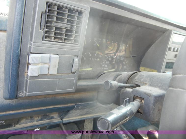 image for item D4462 1992 GMC Sierra SLE 2500 HD flatbed pickup truck