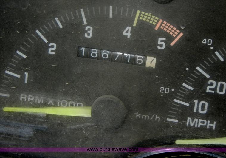 image for item D4462 1992 GMC Sierra SLE 2500 HD flatbed pickup truck