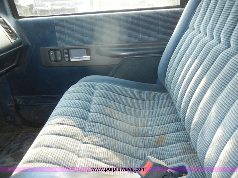 image for item D4462 1992 GMC Sierra SLE 2500 HD flatbed pickup truck