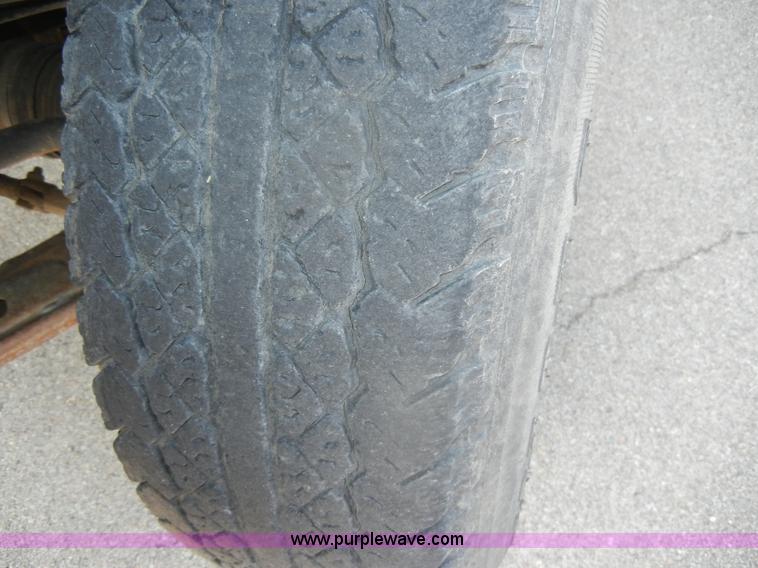 image for item D4462 1992 GMC Sierra SLE 2500 HD flatbed pickup truck