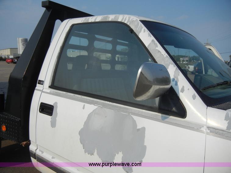 image for item D4462 1992 GMC Sierra SLE 2500 HD flatbed pickup truck