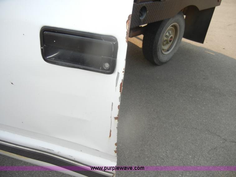 image for item D4462 1992 GMC Sierra SLE 2500 HD flatbed pickup truck