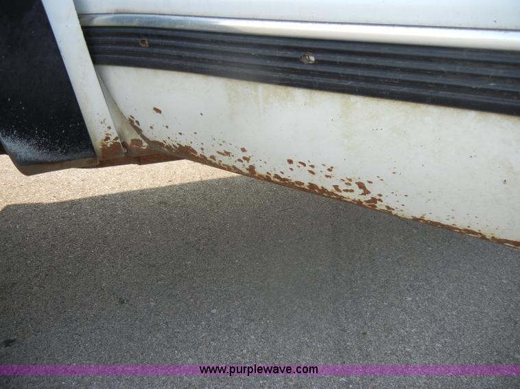 image for item D4462 1992 GMC Sierra SLE 2500 HD flatbed pickup truck