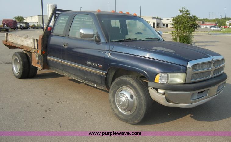image for item D4600 1995 Dodge Ram 3500 SLT flatbed pickup truck