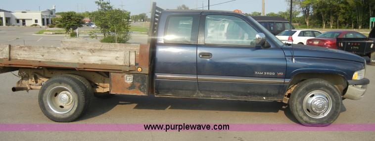 image for item D4600 1995 Dodge Ram 3500 SLT flatbed pickup truck