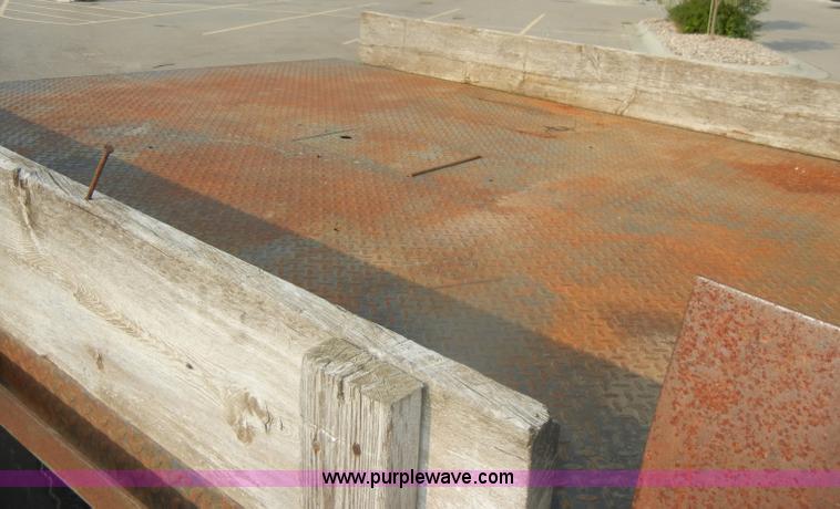 image for item D4600 1995 Dodge Ram 3500 SLT flatbed pickup truck