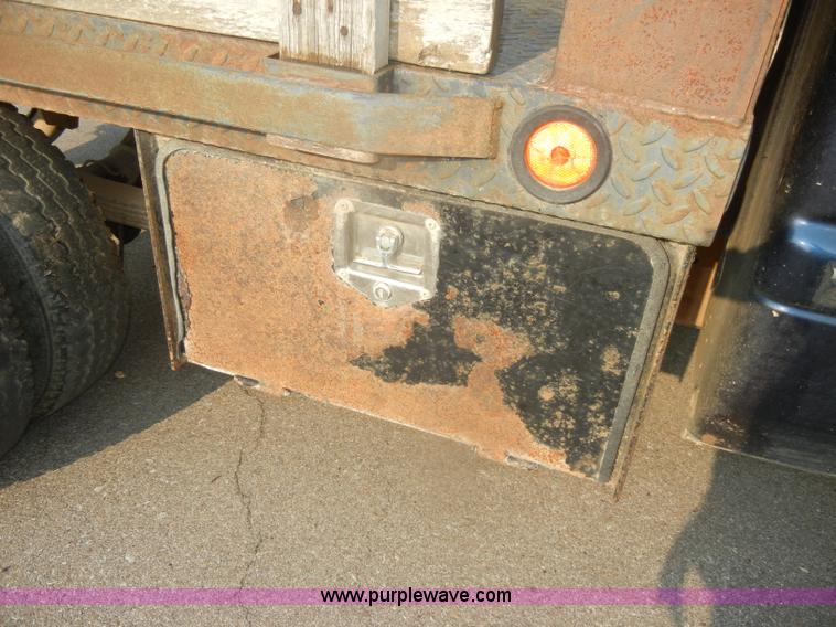 image for item D4600 1995 Dodge Ram 3500 SLT flatbed pickup truck