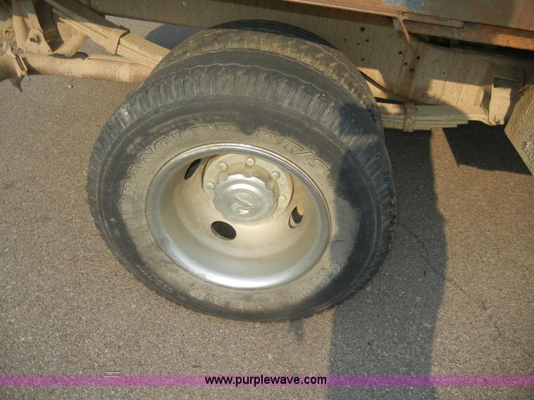 image for item D4600 1995 Dodge Ram 3500 SLT flatbed pickup truck