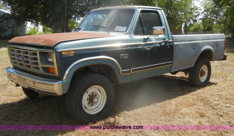 image for item D4603 1983 Ford F250 XL pickup truck