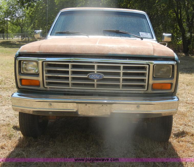 image for item D4603 1983 Ford F250 XL pickup truck