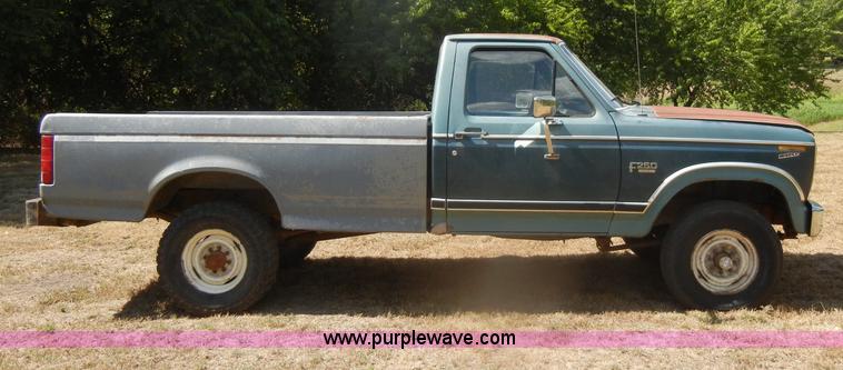 image for item D4603 1983 Ford F250 XL pickup truck