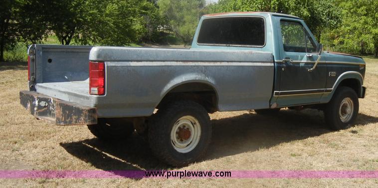 image for item D4603 1983 Ford F250 XL pickup truck