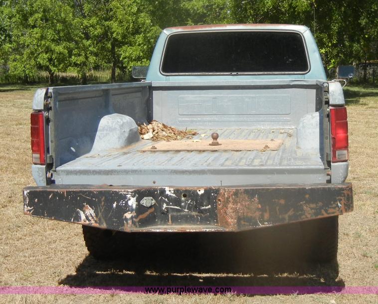 image for item D4603 1983 Ford F250 XL pickup truck