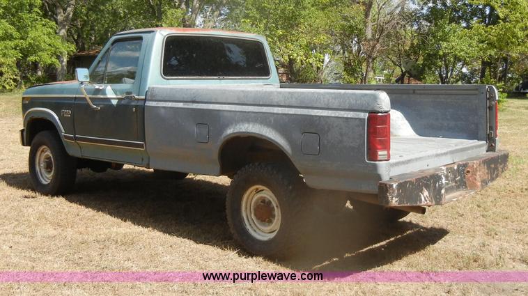 image for item D4603 1983 Ford F250 XL pickup truck