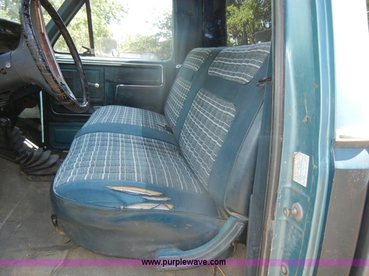 image for item D4603 1983 Ford F250 XL pickup truck