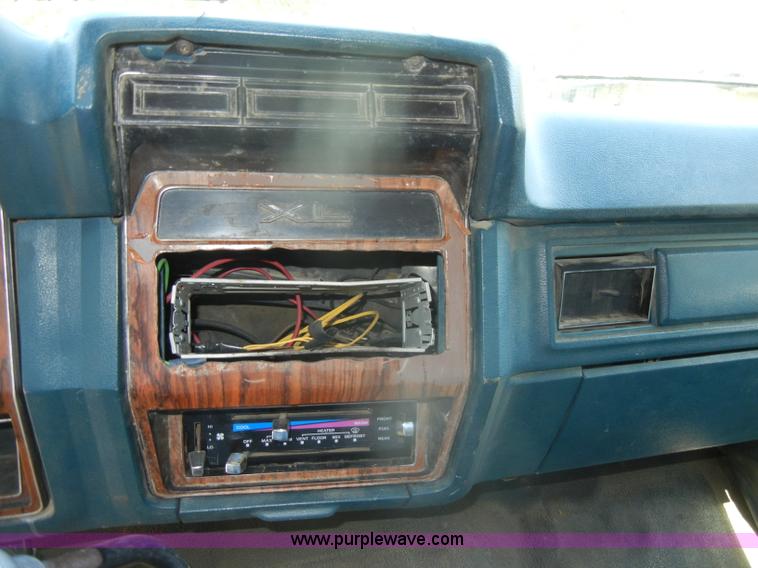 image for item D4603 1983 Ford F250 XL pickup truck