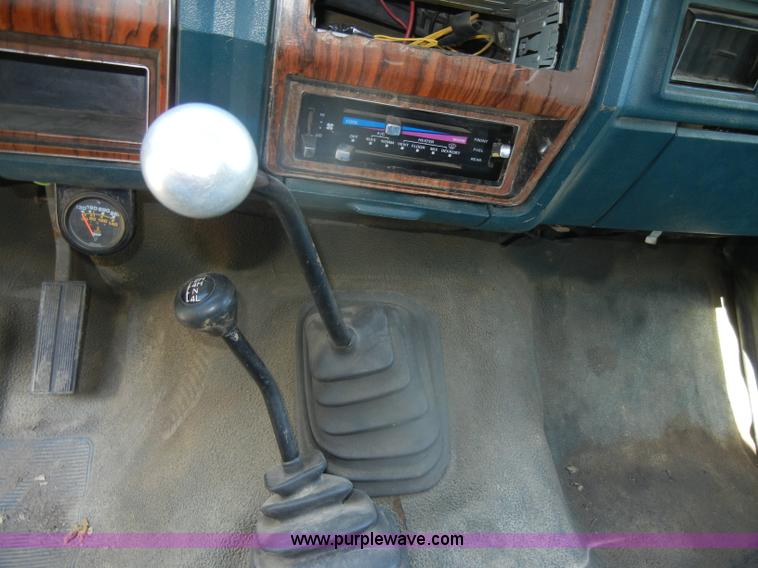 image for item D4603 1983 Ford F250 XL pickup truck