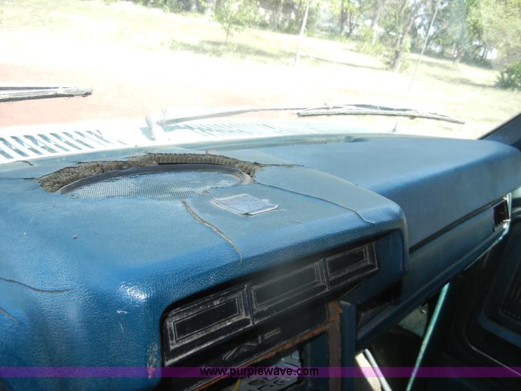 image for item D4603 1983 Ford F250 XL pickup truck