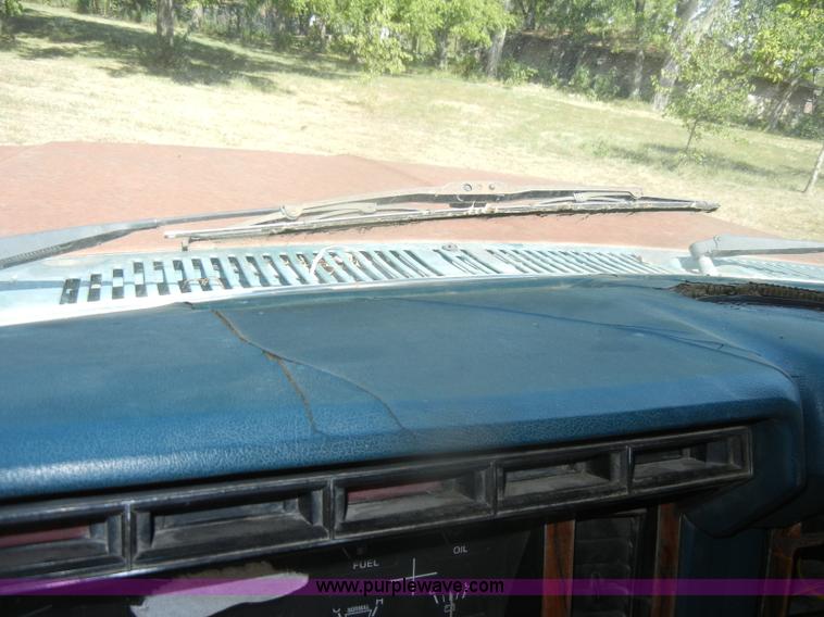 image for item D4603 1983 Ford F250 XL pickup truck