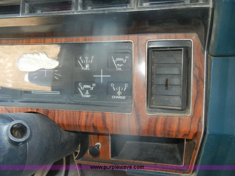 image for item D4603 1983 Ford F250 XL pickup truck