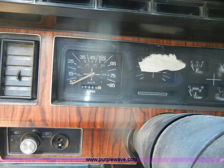 image for item D4603 1983 Ford F250 XL pickup truck