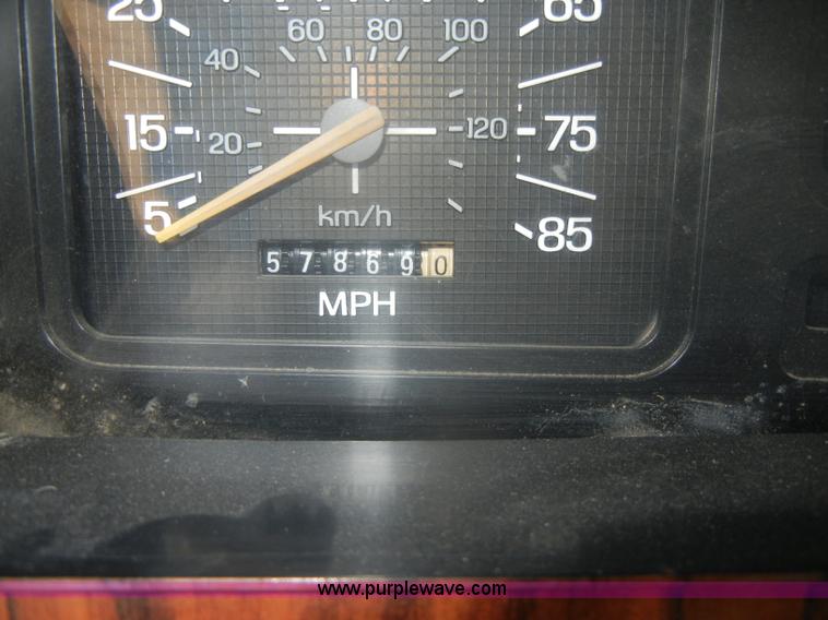 image for item D4603 1983 Ford F250 XL pickup truck