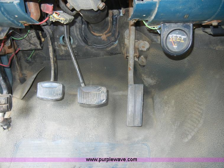 image for item D4603 1983 Ford F250 XL pickup truck