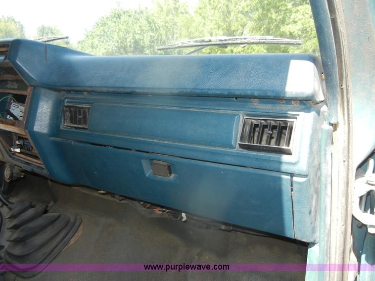 image for item D4603 1983 Ford F250 XL pickup truck