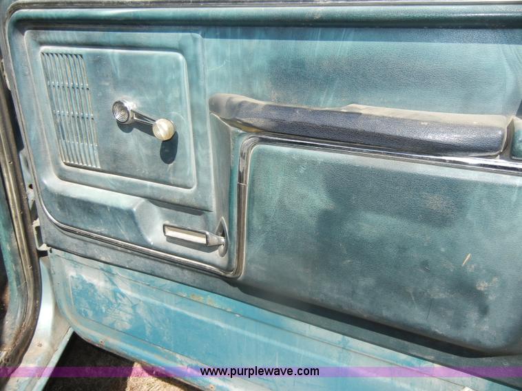 image for item D4603 1983 Ford F250 XL pickup truck