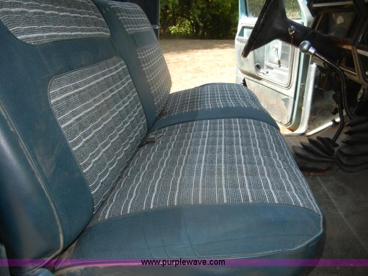 image for item D4603 1983 Ford F250 XL pickup truck