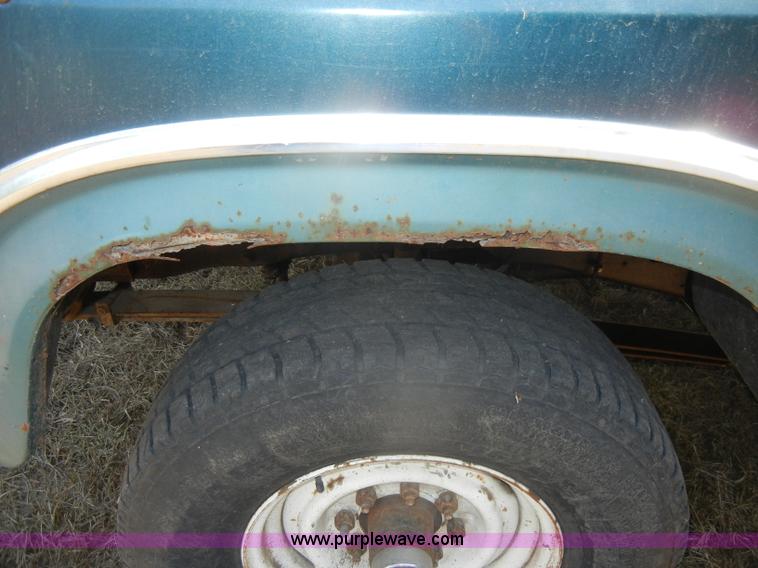 image for item D4603 1983 Ford F250 XL pickup truck