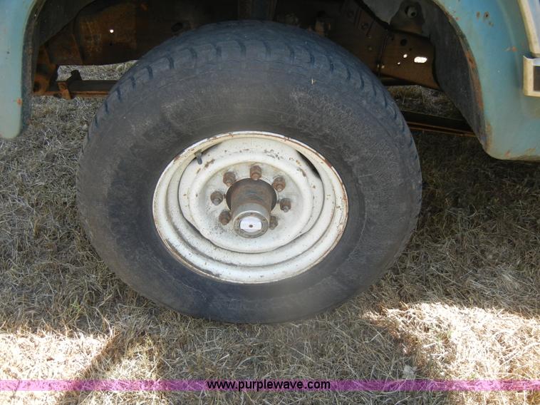 image for item D4603 1983 Ford F250 XL pickup truck