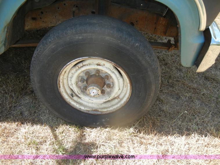 image for item D4603 1983 Ford F250 XL pickup truck