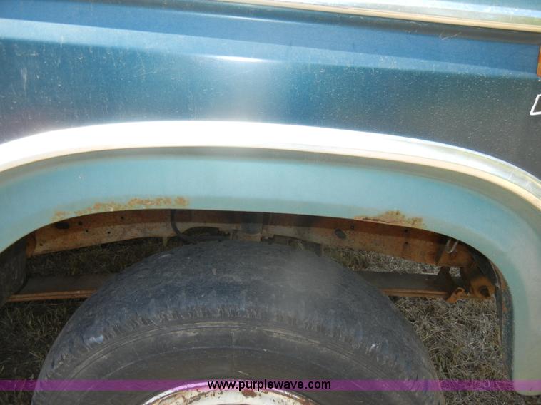image for item D4603 1983 Ford F250 XL pickup truck